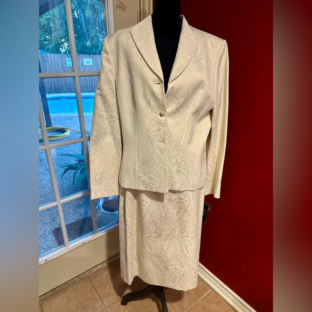 Le Suit Ivory Paisley Two-Piece Skirt Suit